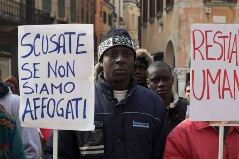 Etnopsichiatria: la sofferenza dei lavoratori sfruttati, che manifestano con aria cupa