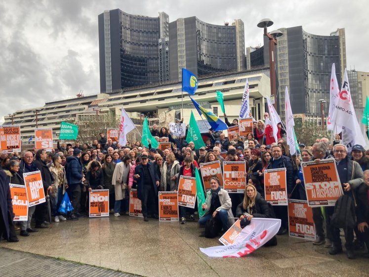 Sciopero della sanità: i medici scendono in piazza con i loro striscioni