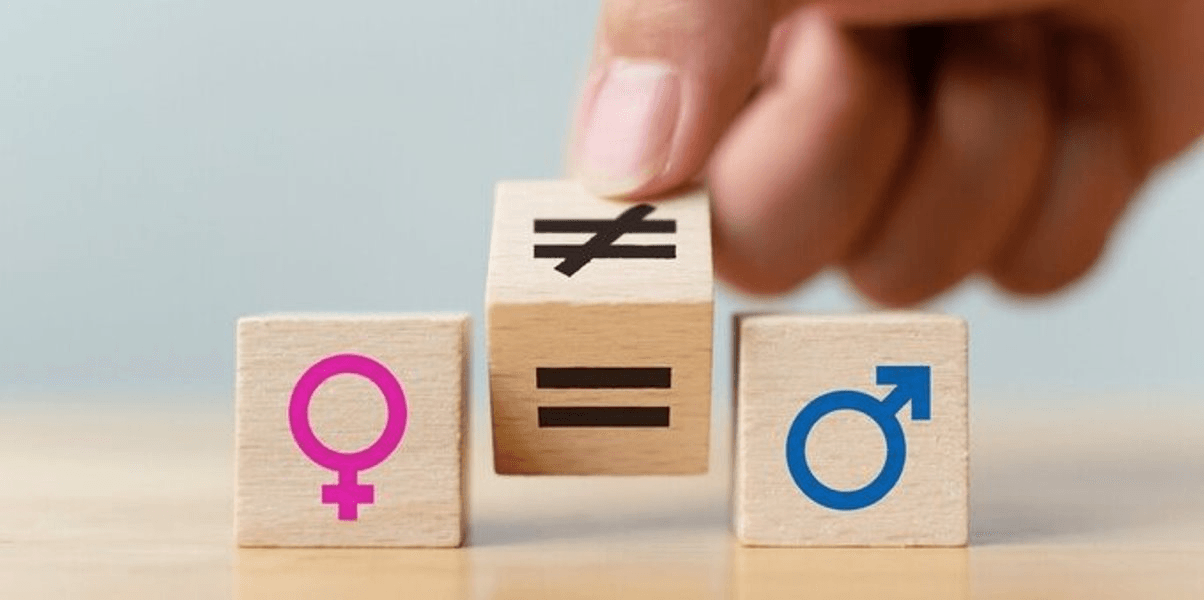 Divario retributivo di genere: tre dadi con i simboli di maschile e femminile, e in mezzo un segno di disuguaglianza