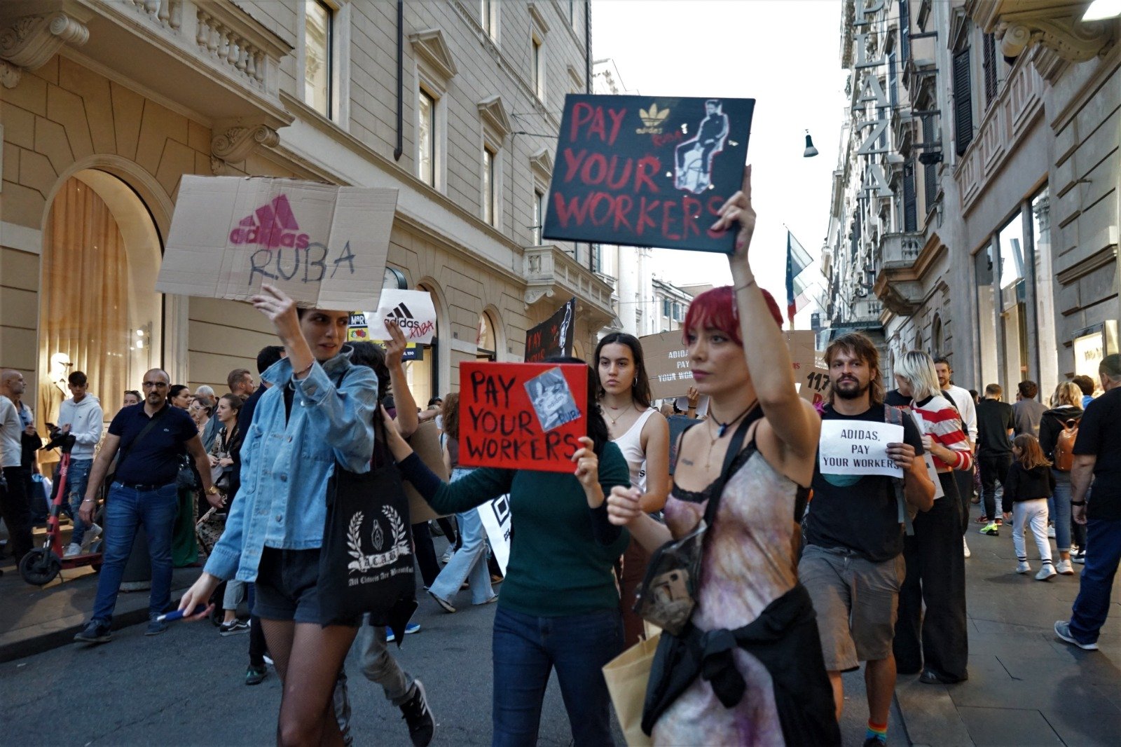 Donne manifestano contro lo sfruttamento nella moda