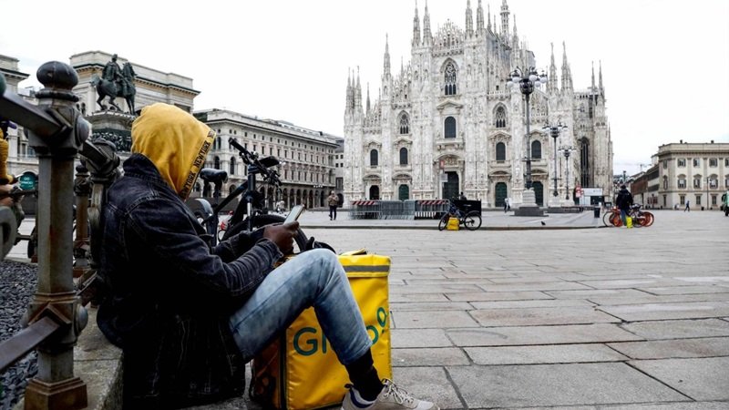 Sfruttamento a Milano: un rider fermo davanti al duomo