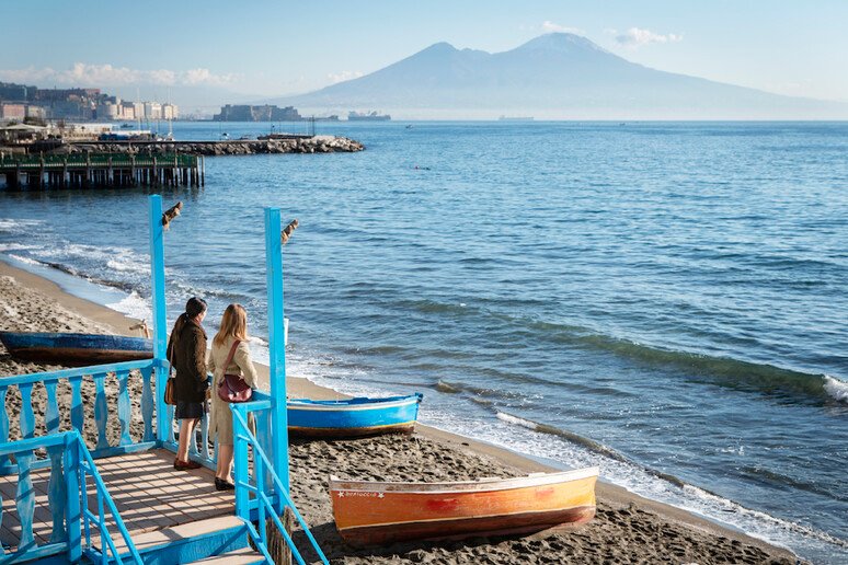 Foto di scena, due attrici si affacciano sul golfo di Napoli