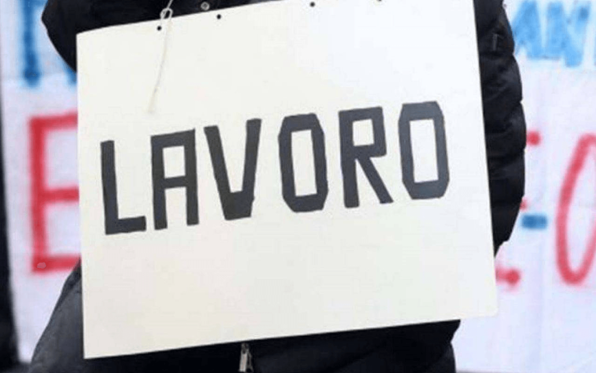 Disoccupazione in Italia e in Europa: un manifestante con il cartello "lavoro"