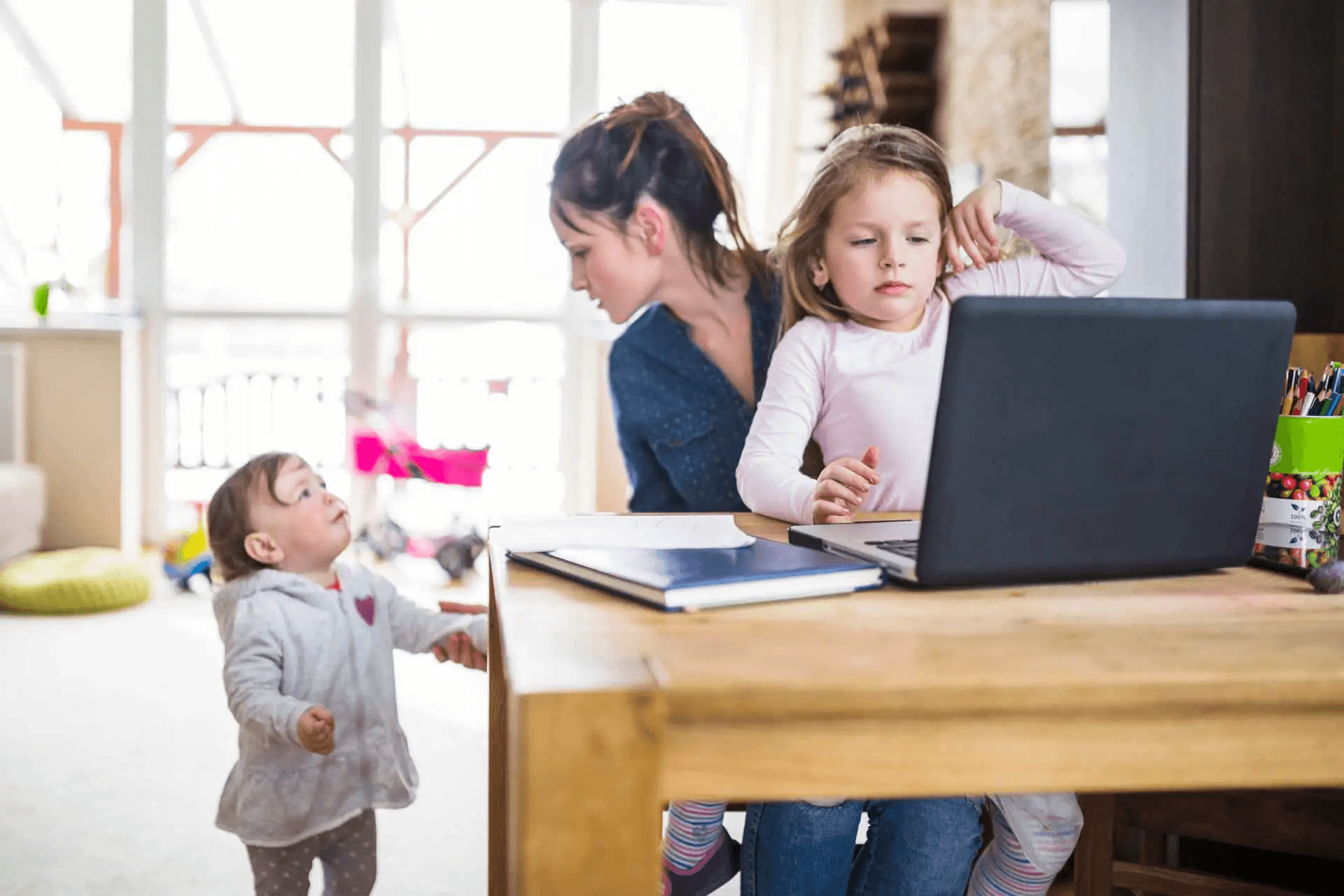 La denatalità ha radici nelle aziende: una madre costretta a lavorare con due figlie piccole