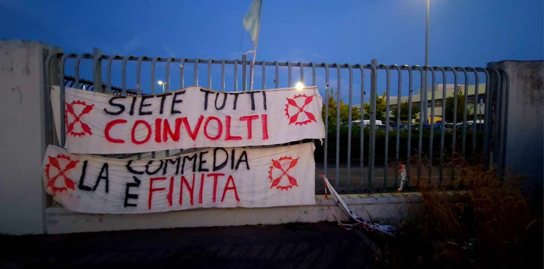 Due striscioni dei lavoratori di Mondo Convenienza: "Siete tutti coinvolti" e "la commedia è finita"