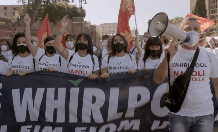 Un'immagine dal documentario Via Argine 310 di Gianfranco Pannone, sugli ex operai Whirlpool di Napoli