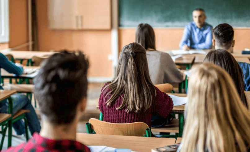 Studenti e insegnanti in classe durante una lezione