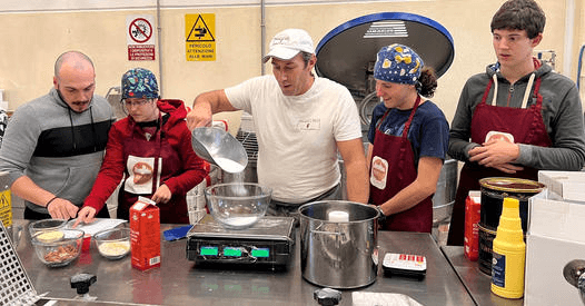 I ragazzi di Sbrisolaut al lavoro