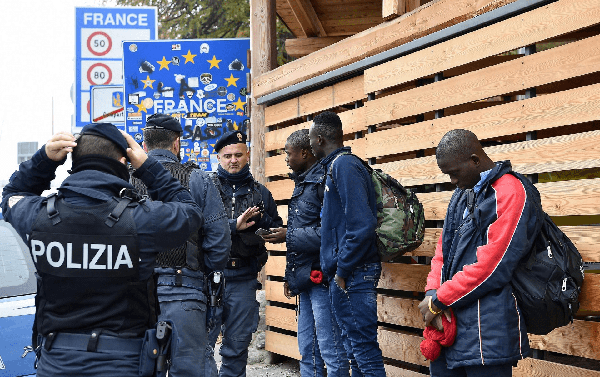 Migranti al confine con la Francia