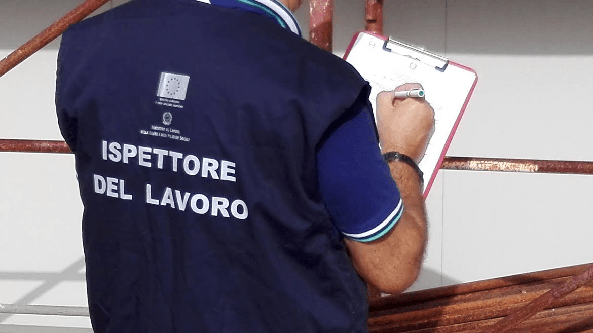 Formazione per la sicurezza sul lavoro: un ispettore del lavoro all'opera