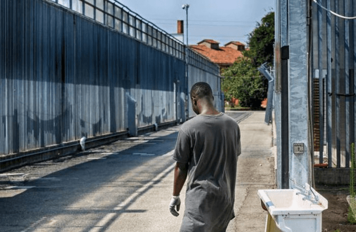 Un residente di un Centro di Accoglienza Straordinaria