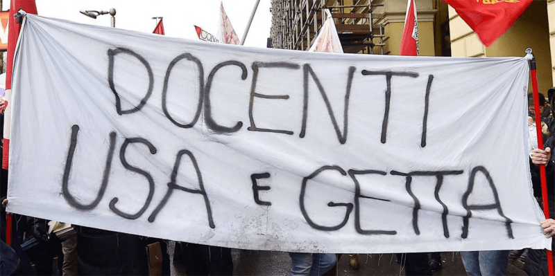 Docenti precari, ritardo di quattro mesi nel pagamento dello stipendio: uno striscione con scritto "docenti usa e getta"