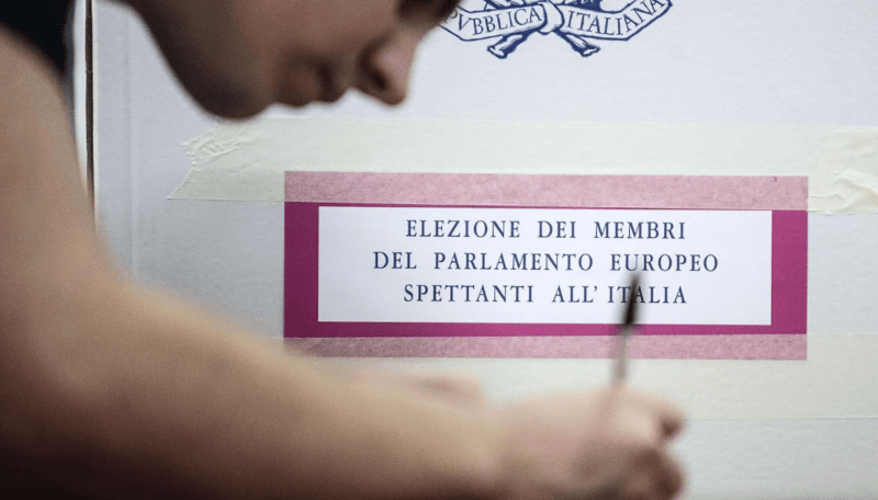 Voto fuori sede, un'urna elettorale e un segretario di seggio per le elezioni europee