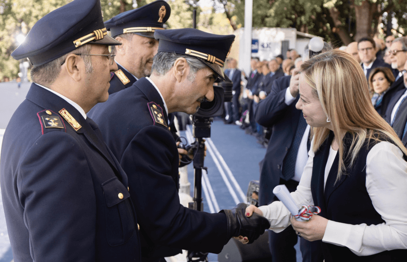 Governo e forze dell'ordine a confronto, ma non si parla di rinnovo dei contratti: strette di mano tra Meloni e ufficiali dei carabinieri