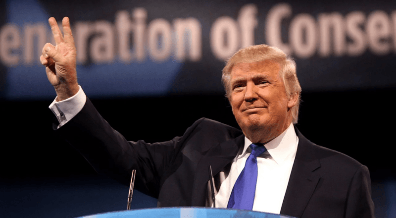 Donald Trump fa il segno della vittoria con le dita