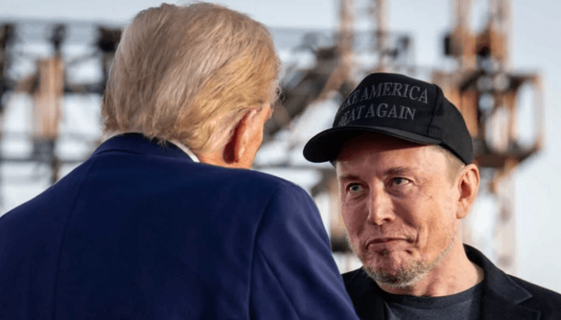 Elon Musk e Donald Trump a confronto su un palco