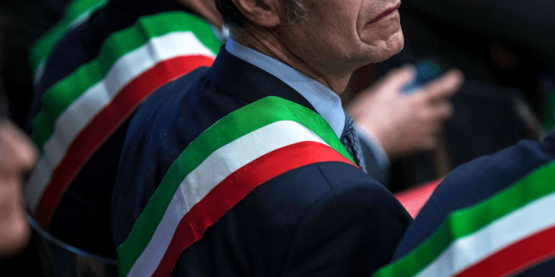 Comuni e Lavoro: un sindaco guarda altrove in una riunione dell'ANCI