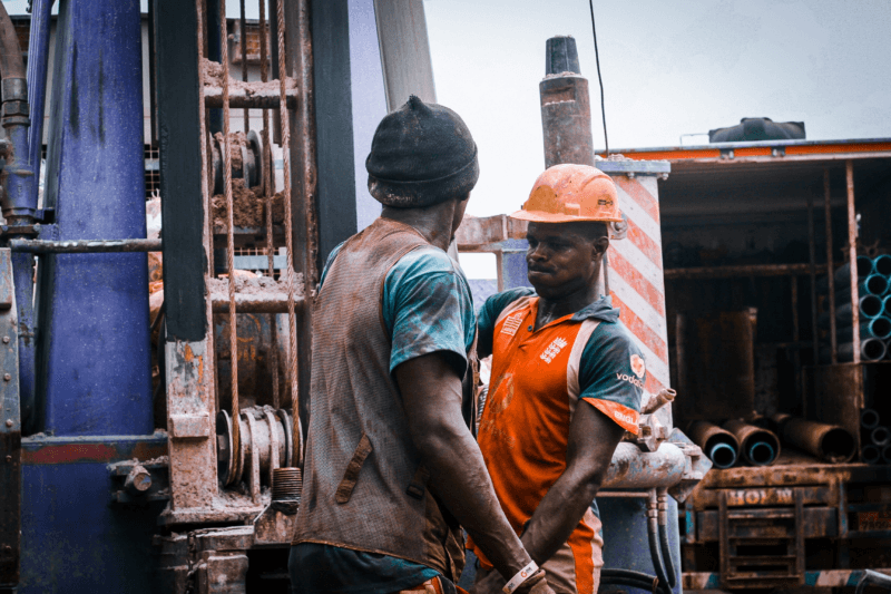 Due lavoratori stranieri in cantiere: sono più esposti ai lavori usuranti?
