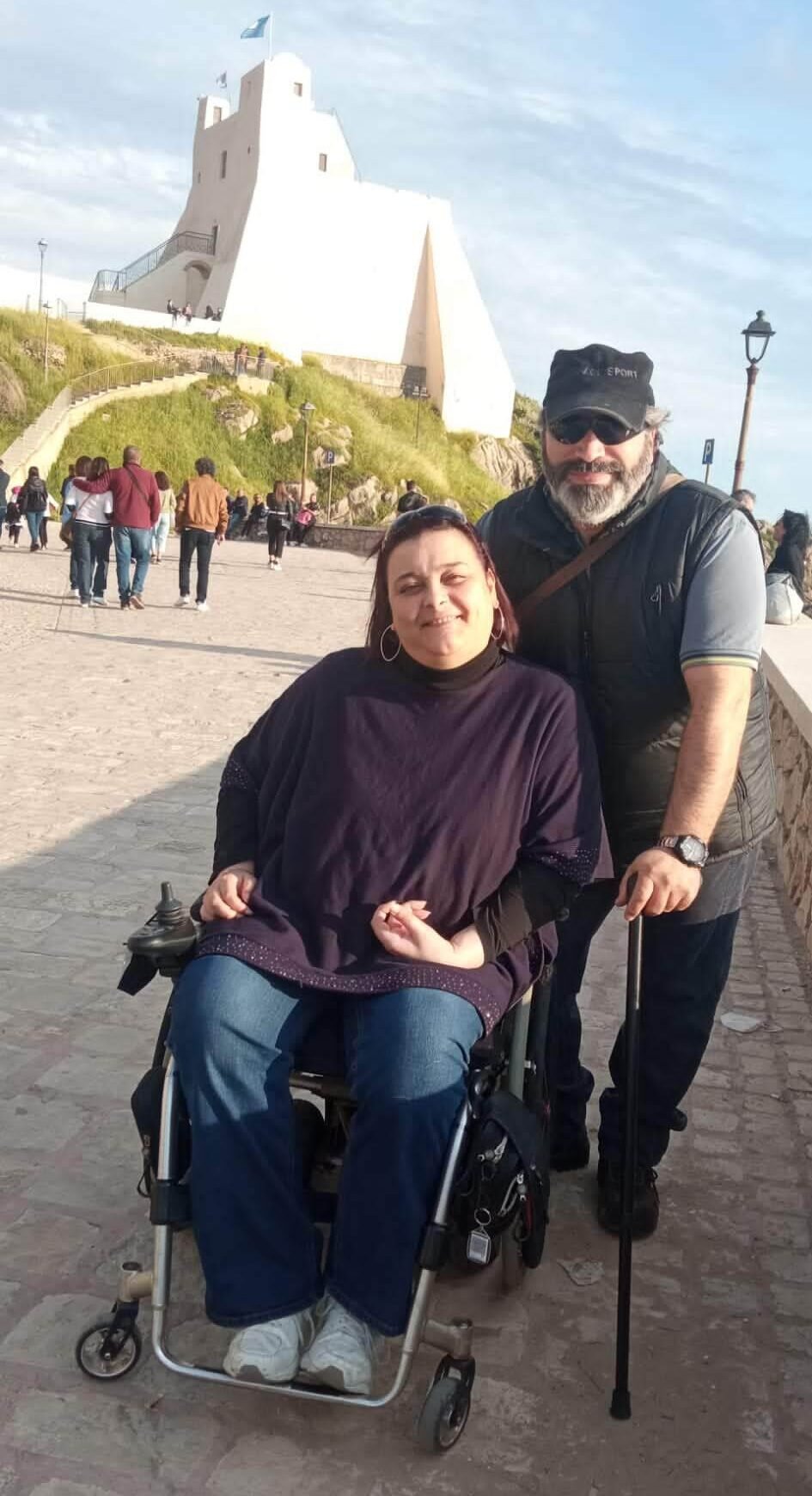 Raffaella e il suo compagno Antonio a Sperlonga.