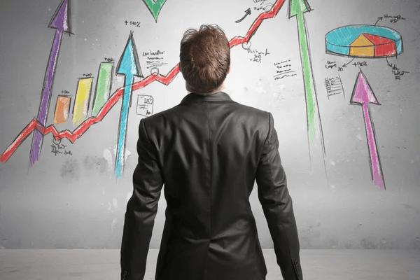 Uno statistico guarda grafici su un muro