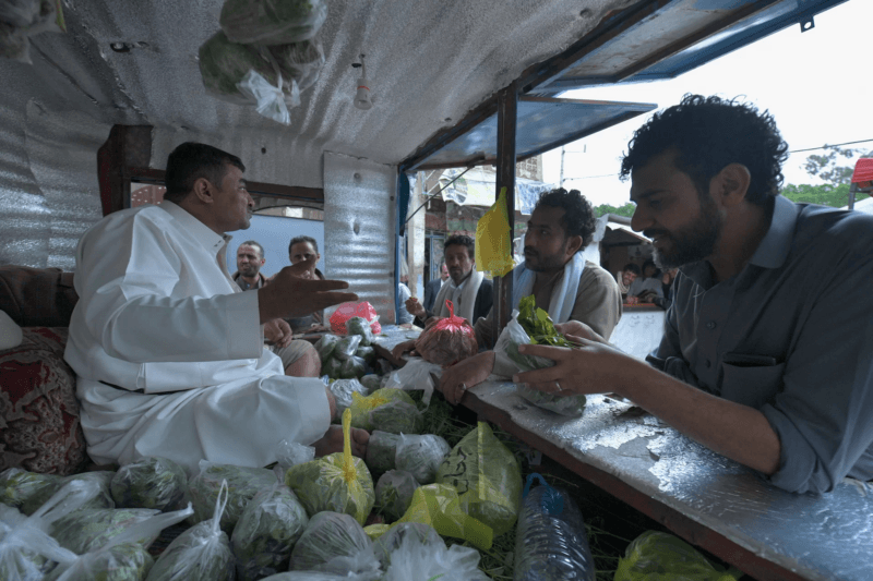 Un professore vende le foglie stimolanti del qat in un baracchino a Sana'a, in Yemen
