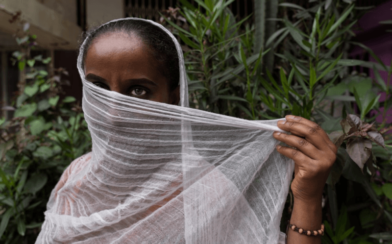 Una domestica africana si copre con il velo