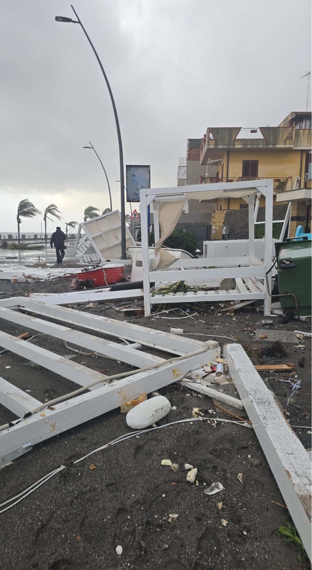 Gli effetti dell'uragano sul lido Plays al Castello, a Nizza di Sicilia.