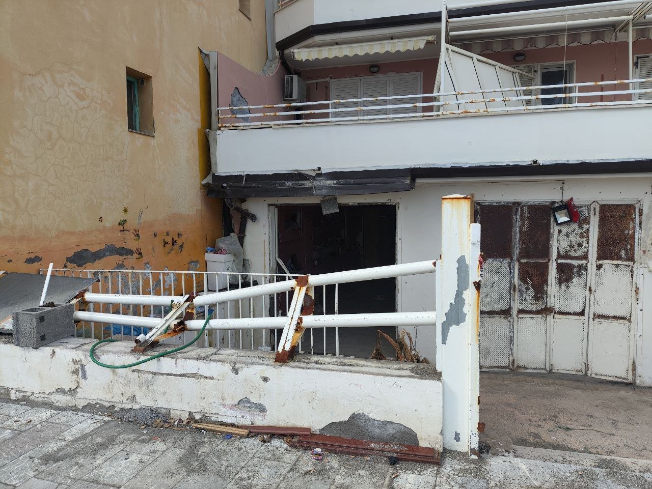 L'esterno del negozio Piccoli Ribelli dopo i danni della mareggiata