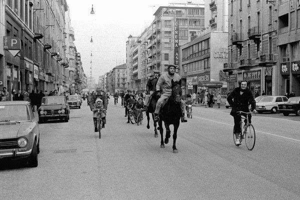 Crisi energetica nel passato: persone a cavallo in strada per non consumare carburante nel periodo dell'austerity