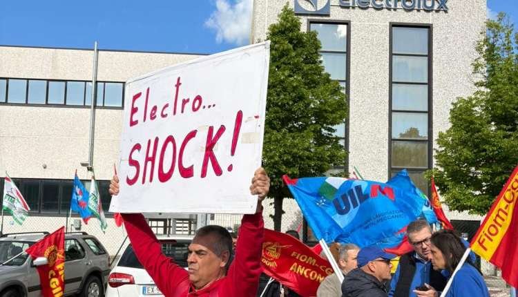Electrolux, lavoratori manifestano contro i tagli