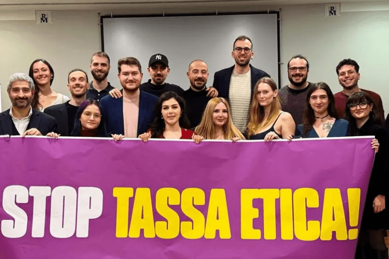 Parlamentari e creator digitali manifestano contro la tassa etica