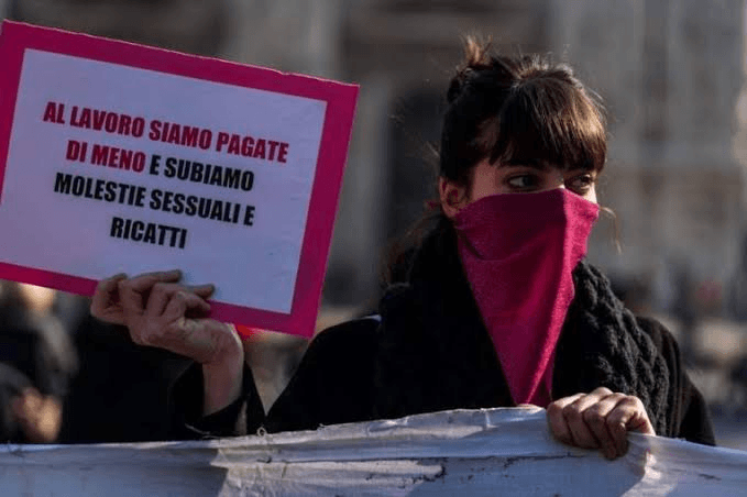 Una donna manifesta contro la violenza dentro e fuori dal lavoro