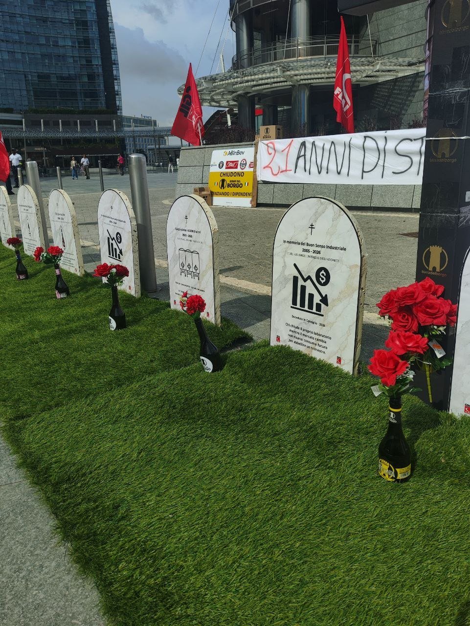 Le lapidi delle birre prodotte a Borgorose in piazza Gae Aulenti, a Milano.