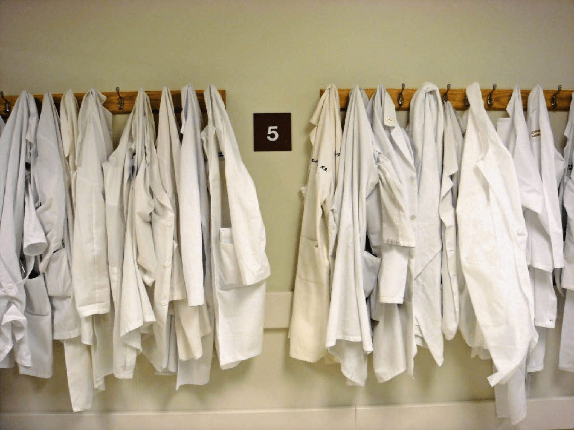 Mancano medici e infermieri: una sfilza di camici appesi
