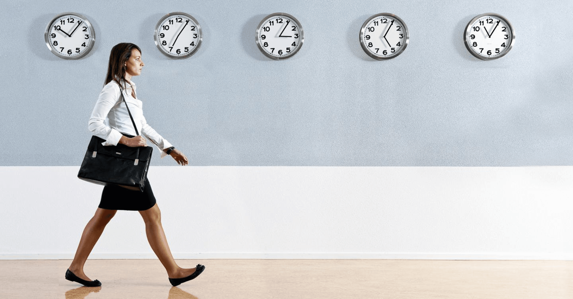Part time involontario, un problema femminile: una lavoratrice cammina verso cinque orologi che segnano orari diversi