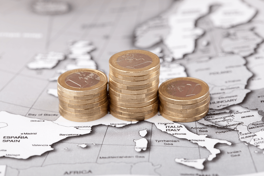 Stipendi 2022: monete da un euro impilate sulla mappa dell'Europa