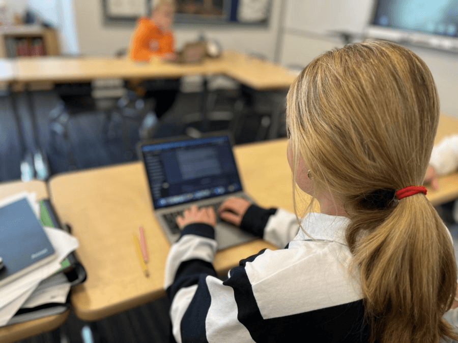Studenti e chatGPT: una ragazza utilizza l'IA in classe