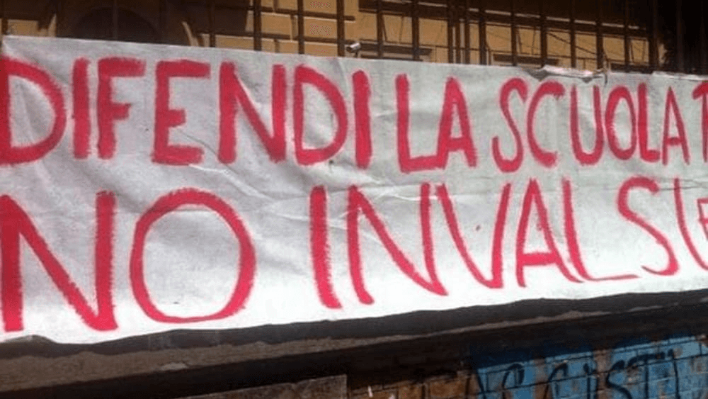 Uno striscione inneggia allo sciopero contro l'INVALSI: "Difendi la scuola, no INVALSI"