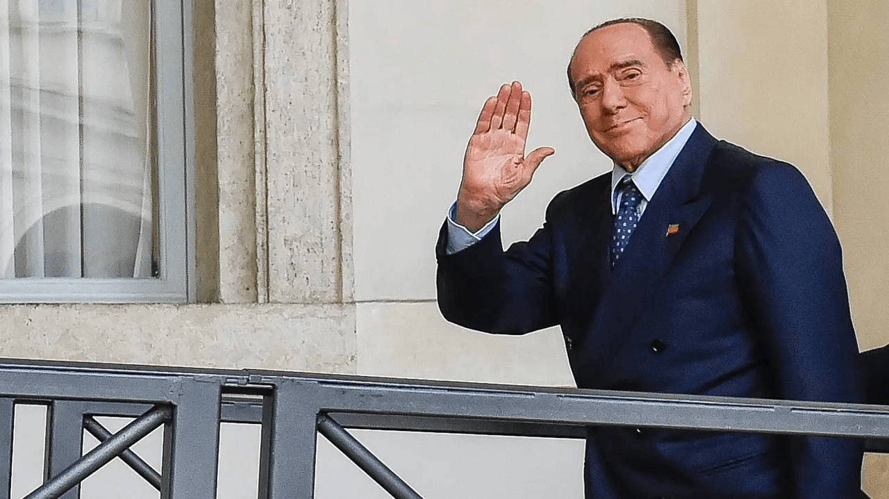 Silvio Berlusconi morto: una foto in cui l'ex politico saluta
