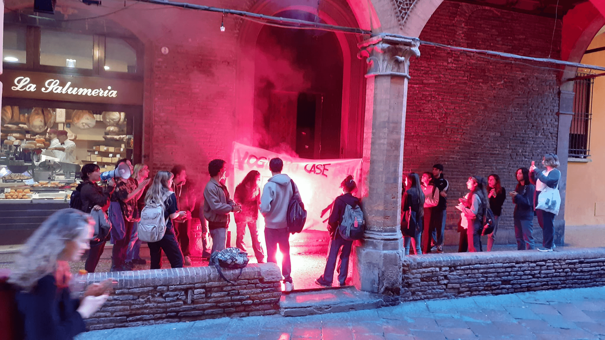Proteste per gli affitti a Bologna: studenti lanciano fumogeni sotto i portici