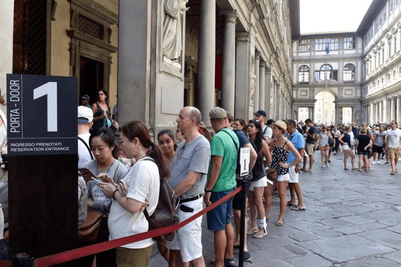 Turismo a Firenze: la lunga coda per entrare al museo degli Uffizi