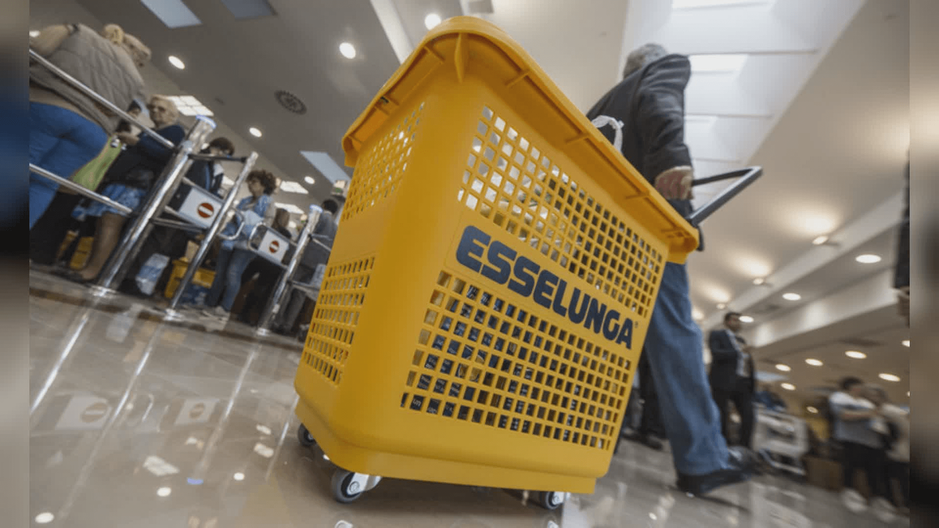Un carrello giallo in un supermercato Esselunga