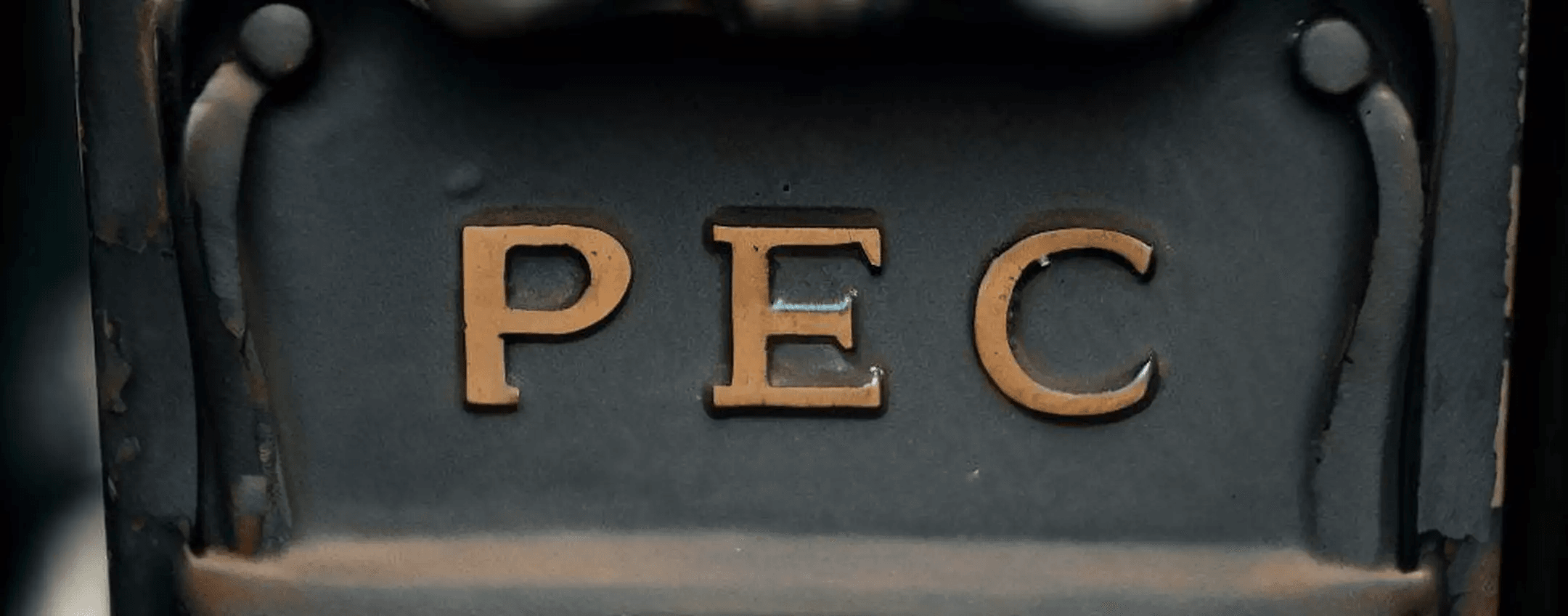 Indice dei domicili digitali, una cassetta della posta in metallo con su scritta la sigla "PEC"