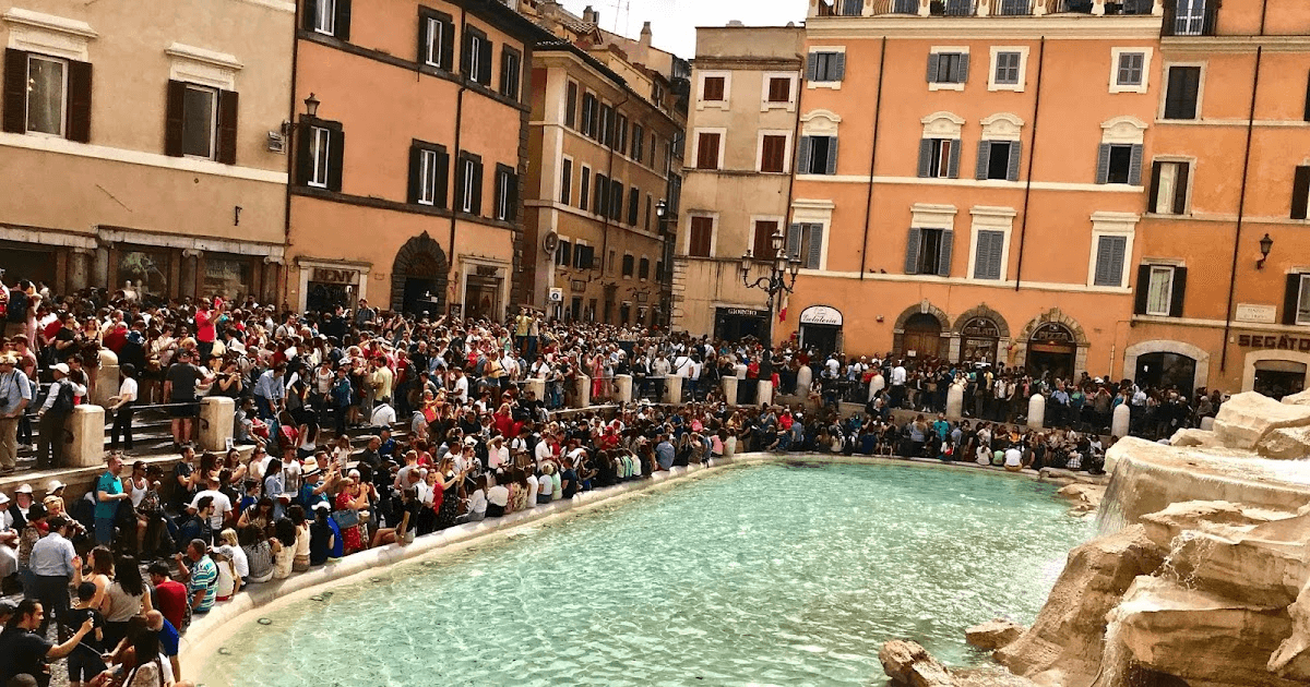 Roma, turismo record nel 2023: la fontana di Trevi stracolma di visitatori
