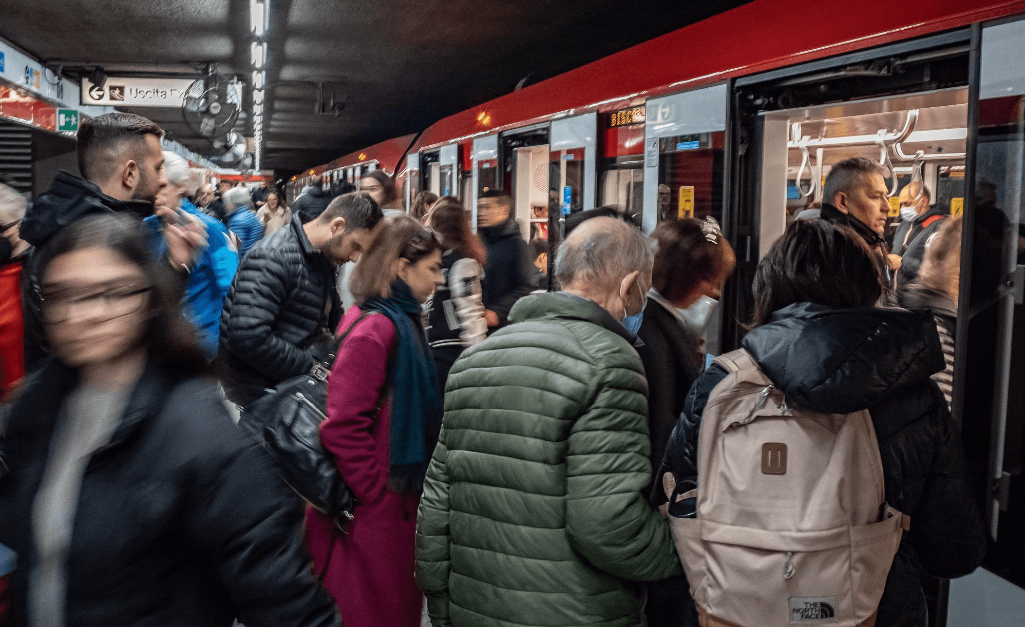 I trasporti di Milano: la metropolitana affollata di viaggiatori