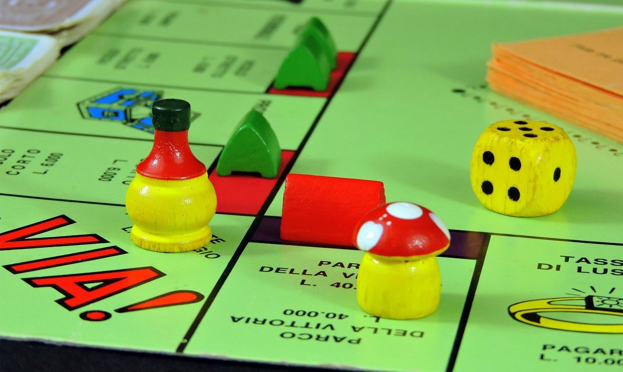 Aumento degli affitti, il tabellone del Monopoly con case e alberghi