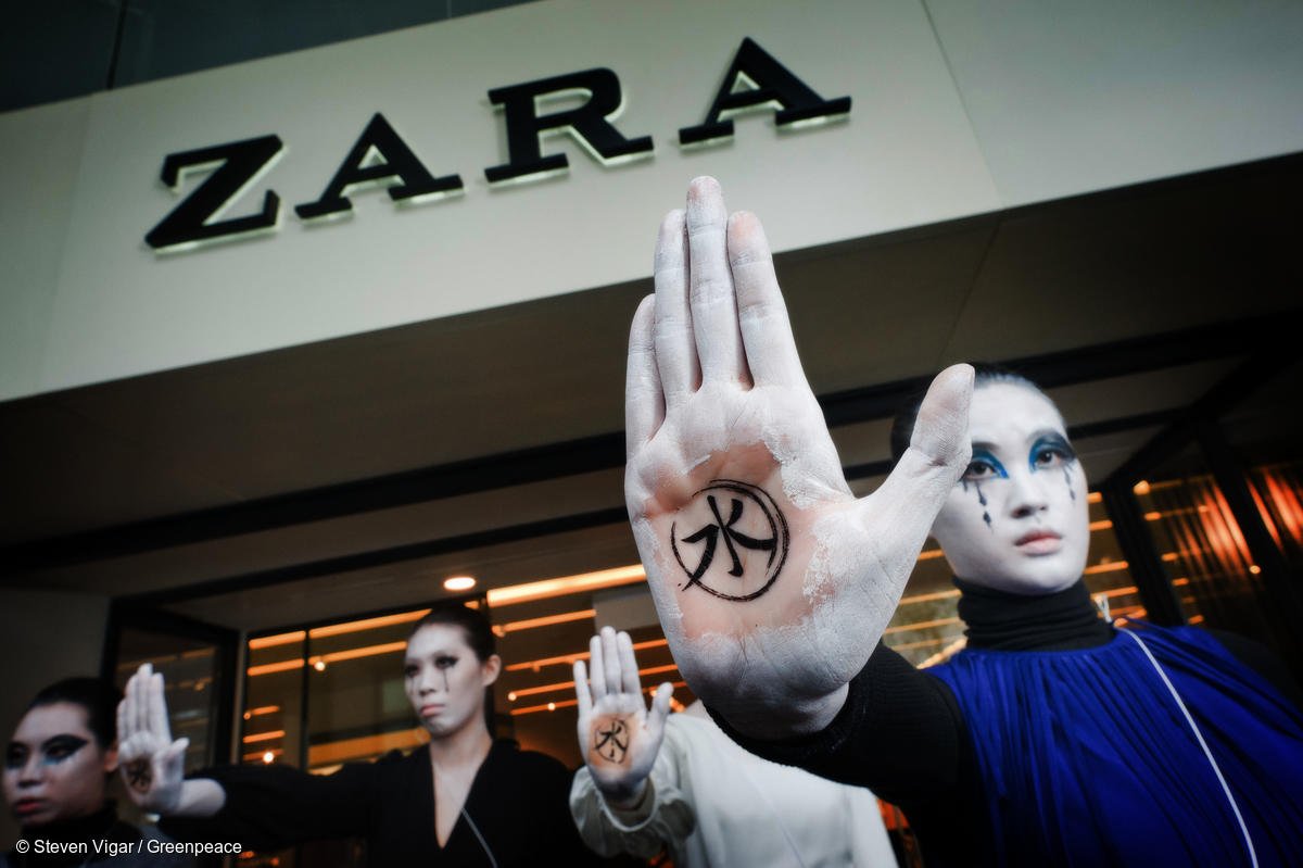 Delle attiviste protestano contro gli sfruttamenti della filiera del tessile fuori da un negozio Zara