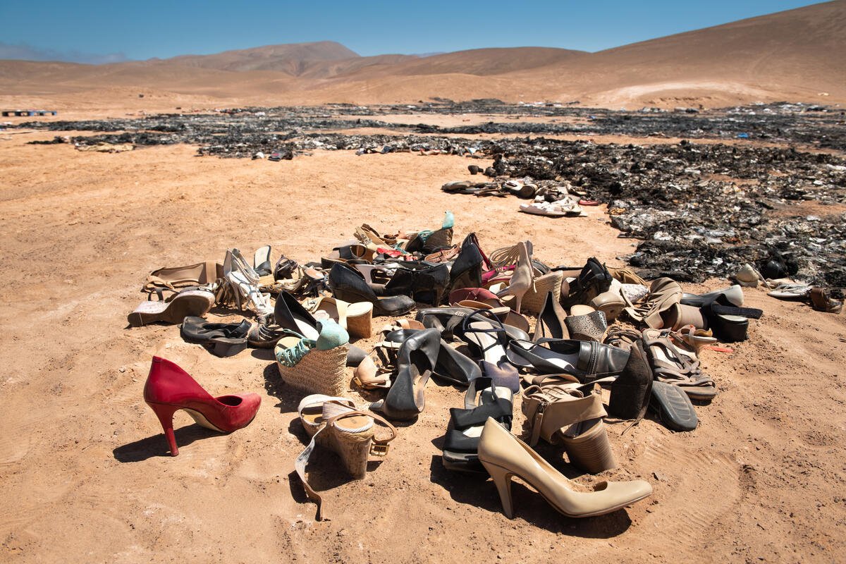 Discarica tessile nel deserto di Atacama in Cile, vestiti vecchi importati dall'Europa, dall'Asia e dagli Stati Uniti. Foto@Greenpeace