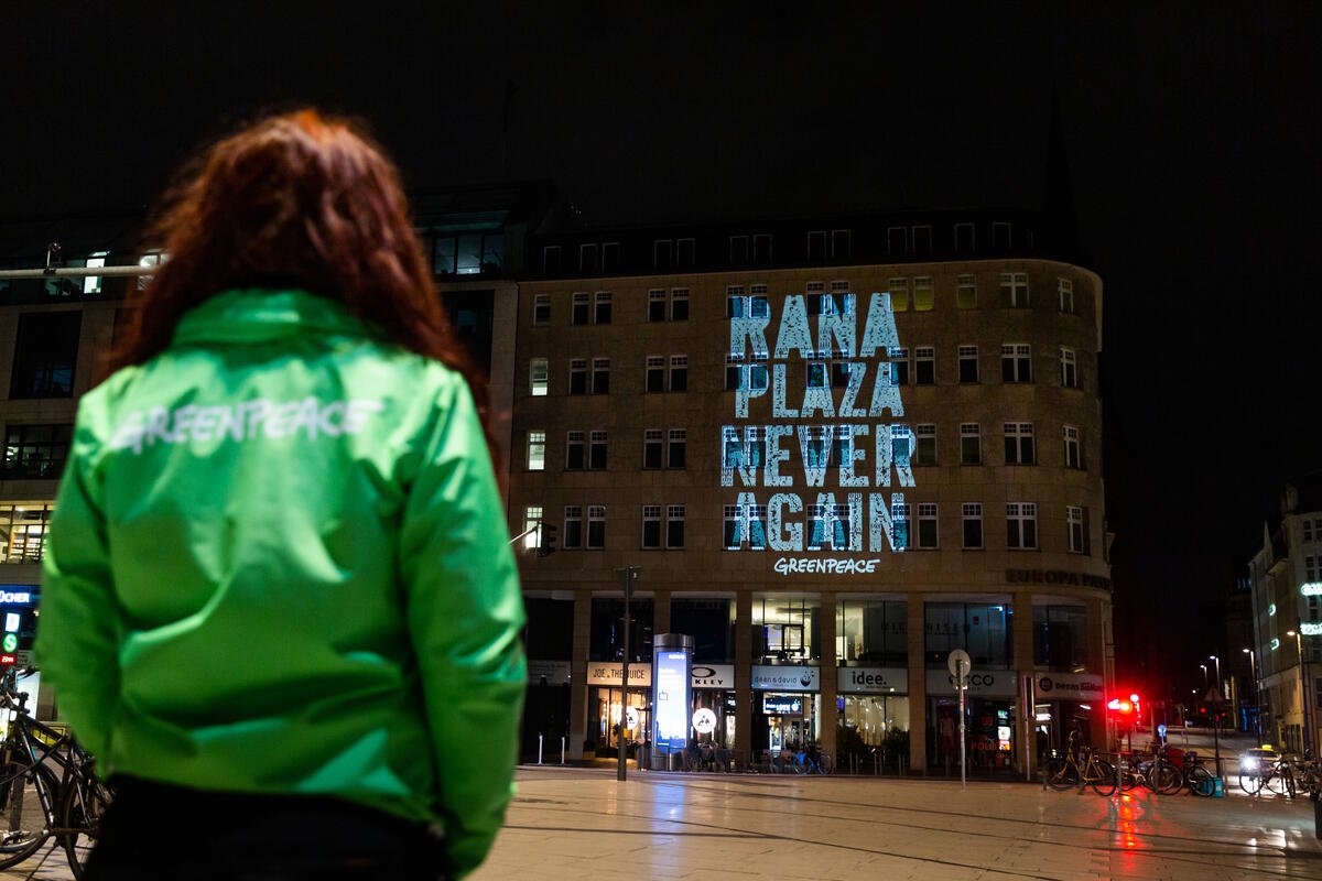 Greenpeace commemora ad Amburgo le 1.134 vittime del crollo della fabbrica di abbigliamento Rana Plaza in Bangladesh dieci anni fa. L'incidente è considerato la più grande catastrofe nel settore dell'abbigliamento. Foto@Greenpeace