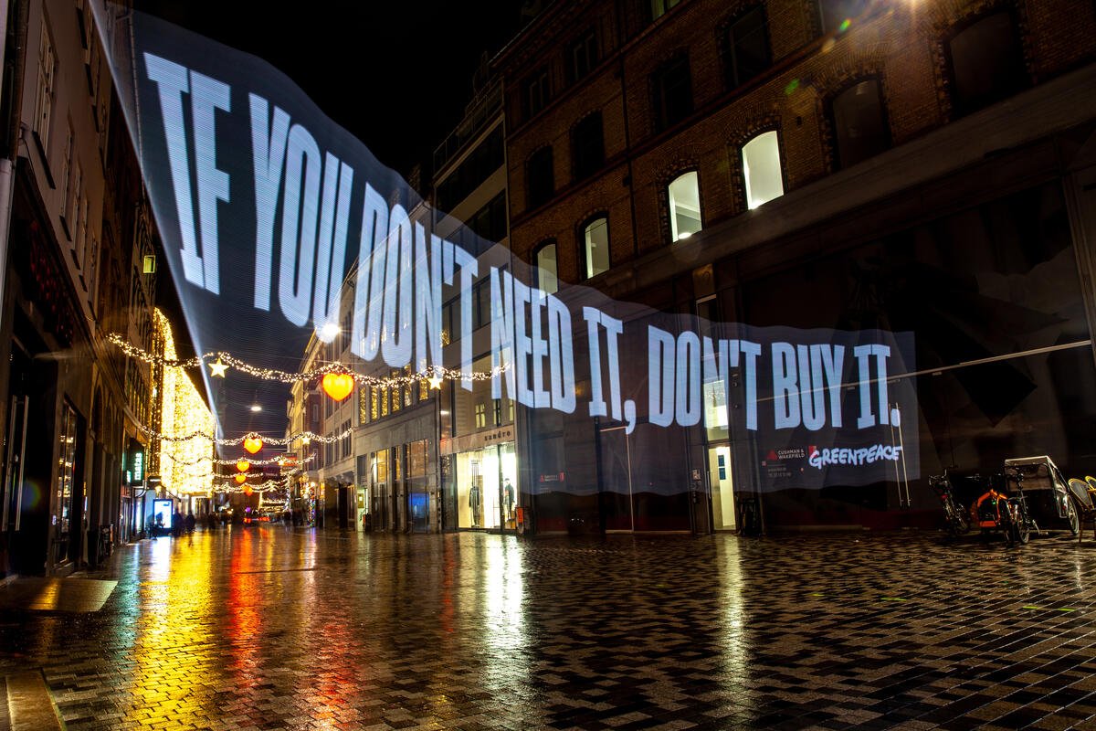 Pittura di luce installata durante il Black Friday a Copenaghen, in Danimarca. Il dipinto luminoso a LED recita: "Se non ne hai bisogno, non comprarlo". Foto@Greenpeace